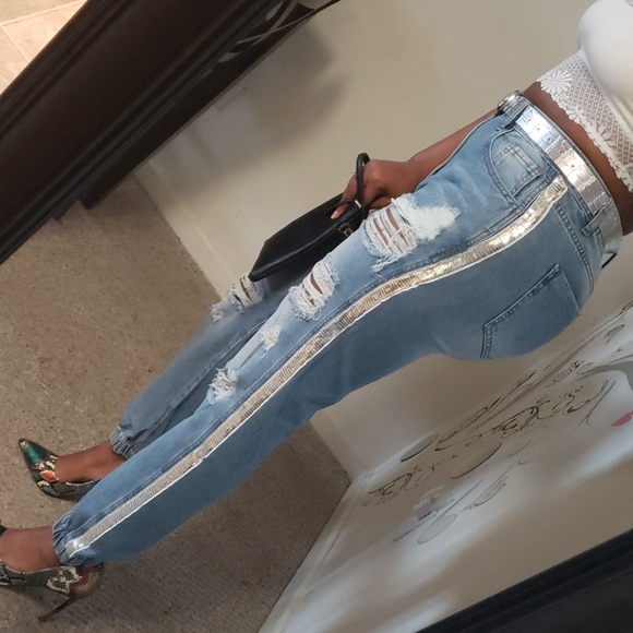 Gorgeous Bleach Wash Ripped Jeans - Picture 4 of 5